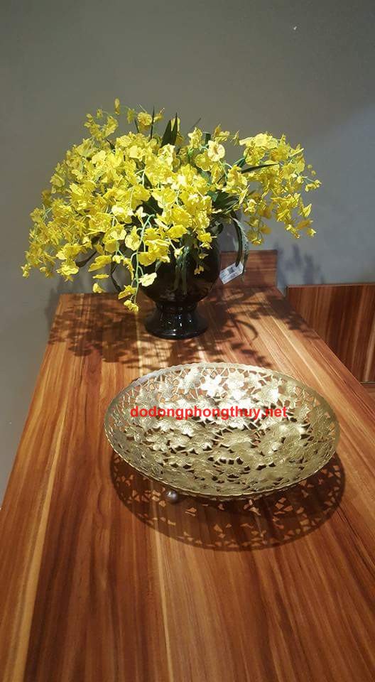 bàn ăn lãng mạn với đĩa đồng họa tiết hoa đào
