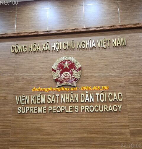 Thi cong lap dat logo va chu bang dong