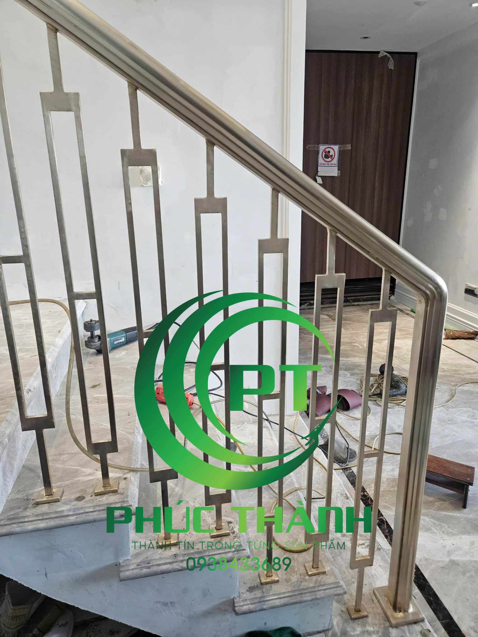 Trụ cầu thang bằng đồng đúc nguyên khối Tru cau thang bang dong duc nguyen khoi scaled